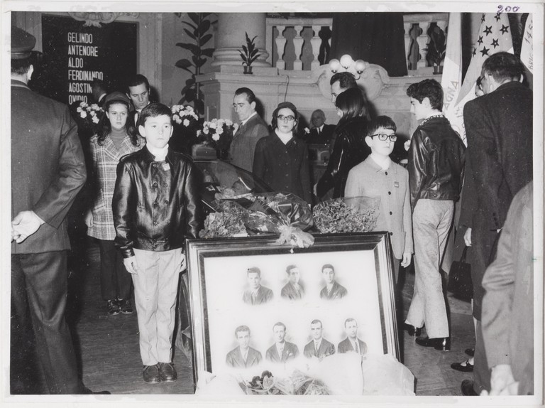 Gattatico-Reggio Emilia, 27-30 marzo 1970, Funerali di Alcide Cervi, camera ardente di Alcide nella Sala del Tricolore di Reggio Emilia, picchetto d'onore